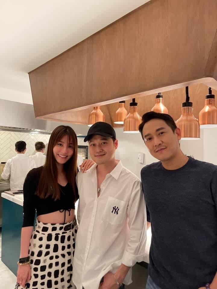 Diễm Mi 9x xuýt xoa về độ trẻ trung không tuổi của hai người anh đồng nghiệp: “Kế bên hai ông anh, thấy mình non và xanh lắm nha. Hứa Vĩ Văn, Quang Vinh, hai anh ăn gì mà trẻ mãi hông già vậy?”  
