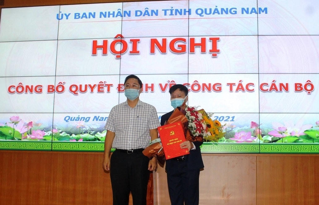 Ông Nguyễn Như Công (người cầm hoa) làm CVP UBND tỉnh Quảng Nam.