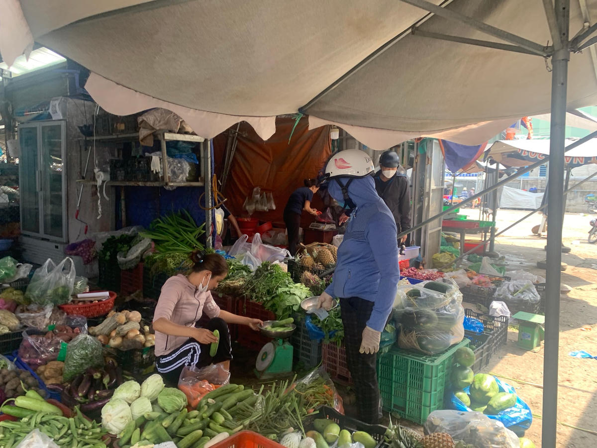 Chị Nhung, công nhân công ty TNHH Changshin Việt Nam cho biết phải tiết kiệm lại nhiều khoản chi tiêu khi đi chợ. Ảnh: Mạnh Thìn