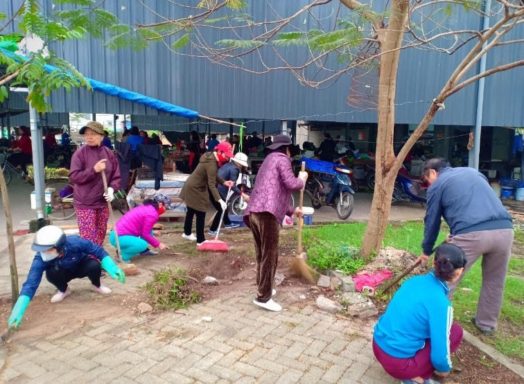Người dân tham gia dọn dẹp vệ sinh môi trường tại phường Giang Biên.