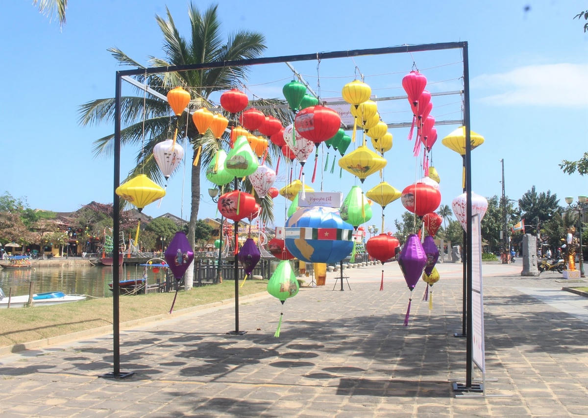 Nhiều loại lồng đèn đầy màu sắc rức rỡ chào đón năm mới 2022.