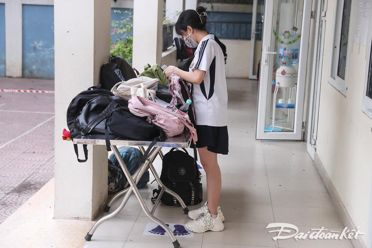 Các thí sinh để đồ mang theo tại khu vực quy định, chỉ được mang những đồ dùng học tập cần thiết vào trong phòng thi. Ảnh: Quang Vinh. 