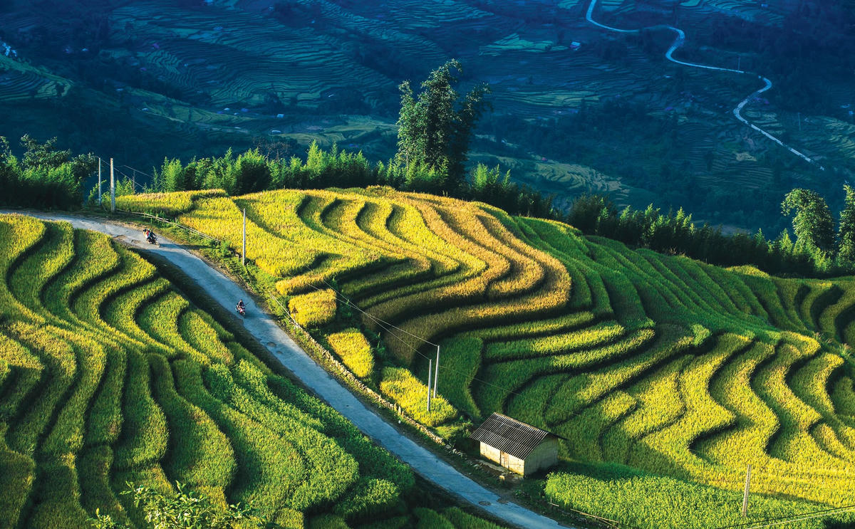 Ruộng bậc thang thung lũng Thề Pả, huyện Bát Xát được Bộ Văn hóa, Thể thao và Du lịch xếp hạng danh lam thắng cảnh quốc gia năm 2015.