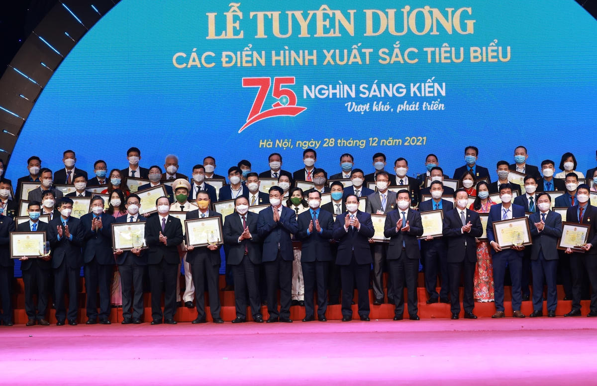 Các tập thể và cá nhân tiêu biểu được tuyên dương tại chương trình. 