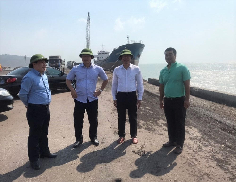 Ngành Hàng hải đã tổ chức điều động tàu thuyền neo đậu tránh trú, bão nhằm ứng phó với cơn bão số 13 đổ bộ vào miền Trung. (Ảnh: CTV/Vietnam+).