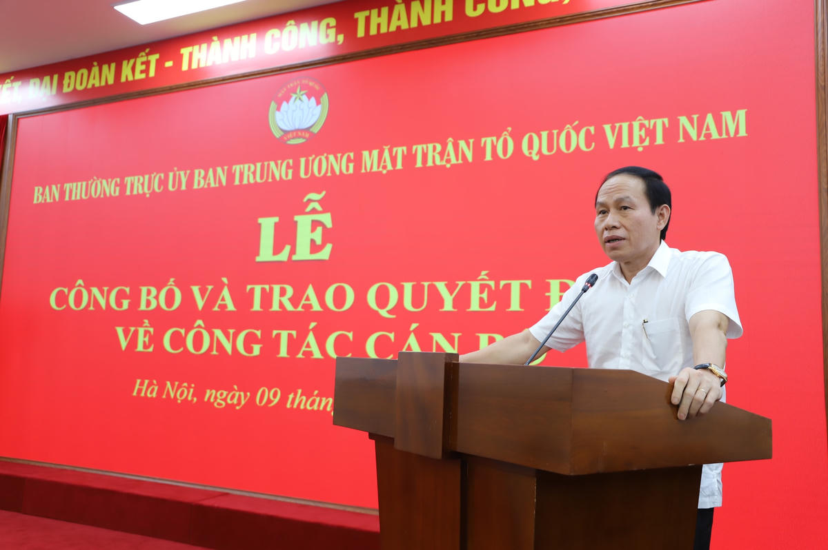 Phó Chủ tịch - Tổng Thư ký Lê Tiến Châu phát biểu chúc mừng ông Nguyễn Văn Hanh nhận nhiệm vụ mới.
