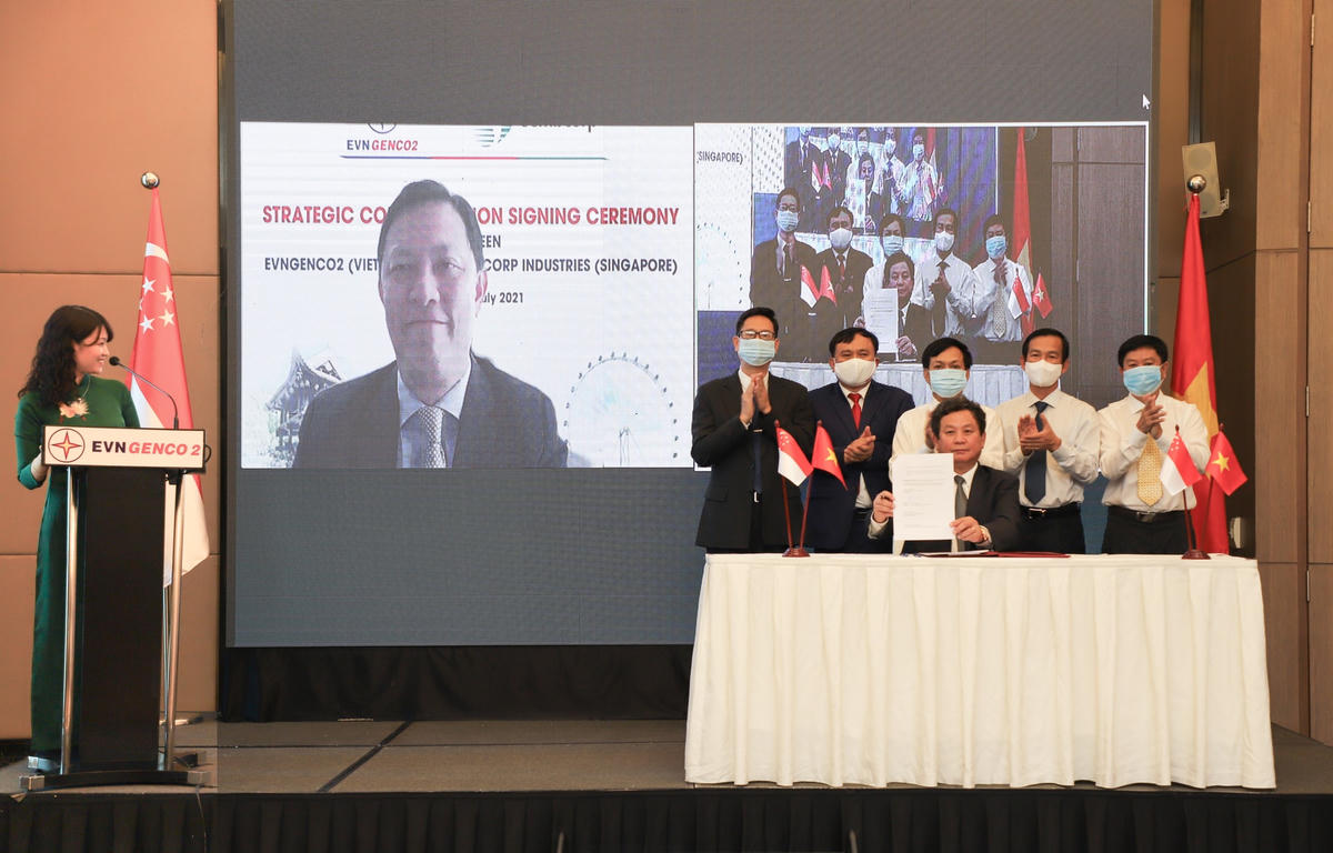 Ông Trương Hoàng Vũ, Tổng Giám đốc EVNGENCO2 ký kết hợp tác chiến lược thông qua hình thức trực tuyến với Tập đoàn Sembcorp.