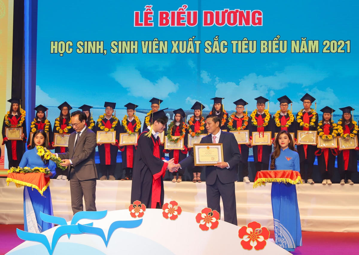 Chủ tịch UBND TP Hải Phòng biểu dương, trao tặng Bằng khen cho học sinh suất sắc năm 2021.