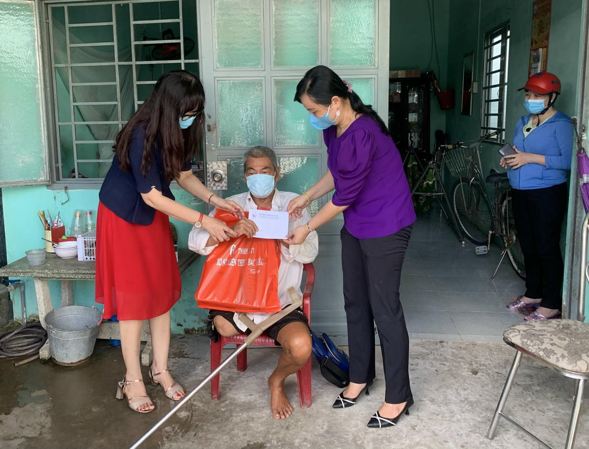 Lãnh đạo UBND thành phố Bạc Liêu và Cty XSKT tỉnh thăm tặng quà cho người nghèo ở phường 5.