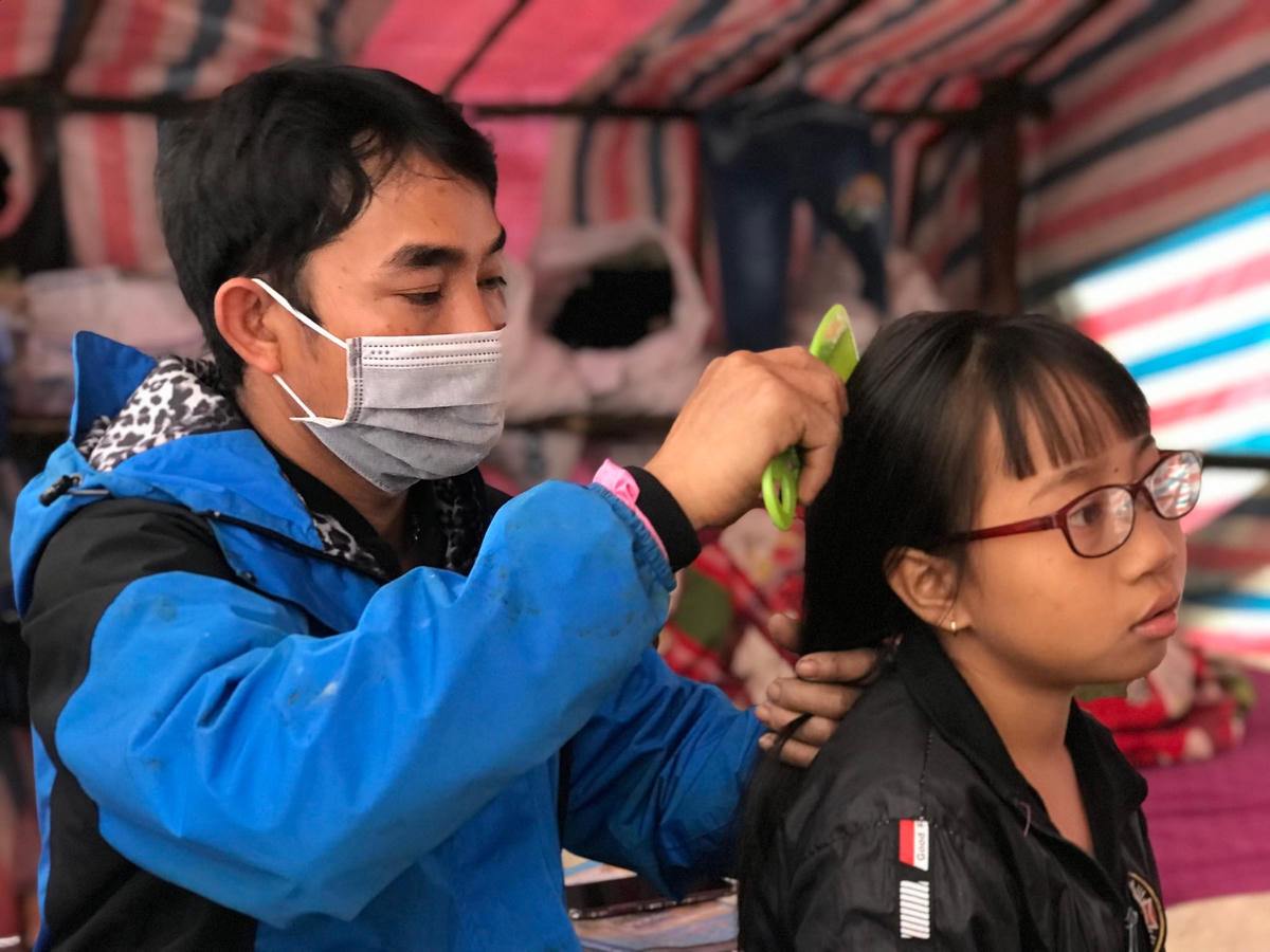 Anh Lê Văn Tập và con gái trong căn phòng ở tạm.