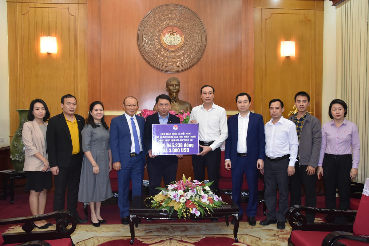 Phó Chủ tịch Phùng Khánh Tài tiếp nhận ủng hộ từ Liên đoàn Bóng đá Việt Nam và HLV Park Hang-seo.