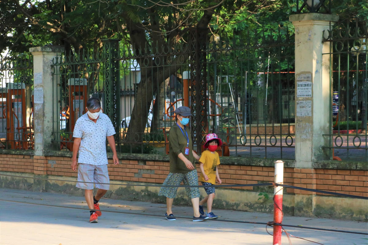 Hà Nội: Công viên đóng cửa, người dân đeo khẩu trang tập thể dục bên ngoài