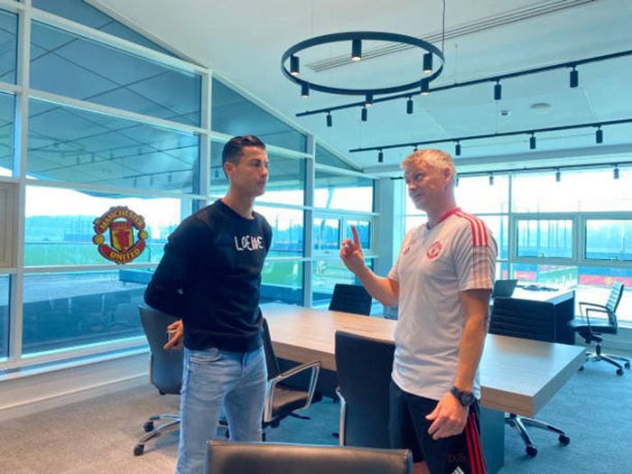 Ronaldo phô diễn kỹ thuật trong buổi tập, đủ thuyết phục HLV Solskjaer cho ra sân?