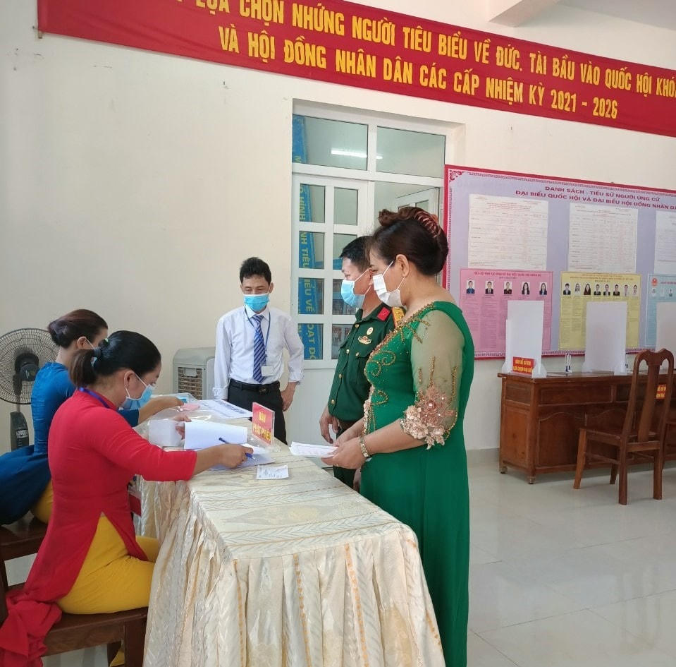 Cử tri huyện Bạch Long Vĩ nhận phiếu bầu. Ảnh: CTV  