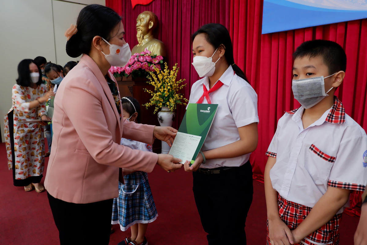 Bà Trương Thị Ngọc Ánh trao sổ tiết kiệm cho các em mồ côi cha mẹ do ảnh hưởng của dịch bệnh Covid-19.