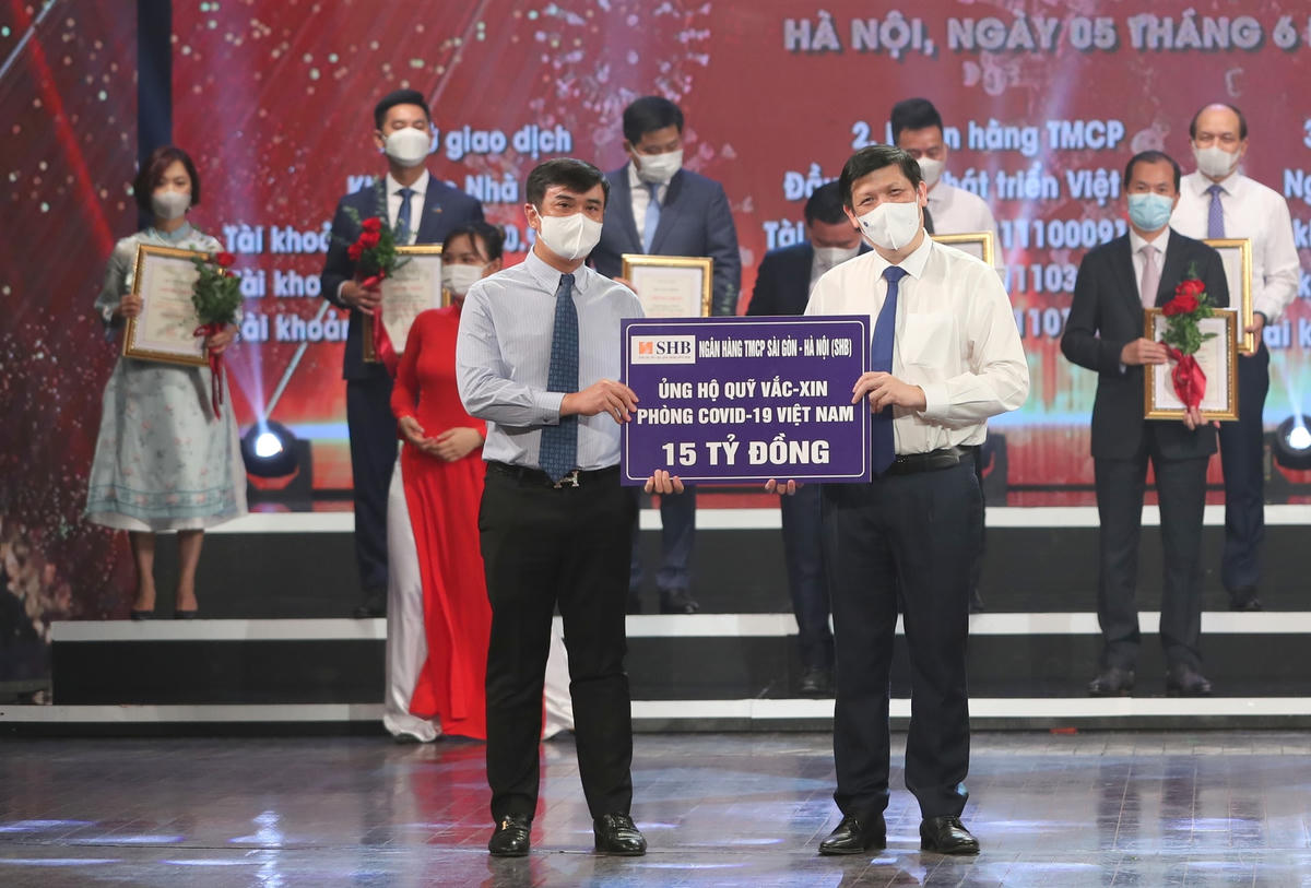 Đại diện SHB trao biển ủng hộ 15 tỷ đồng.