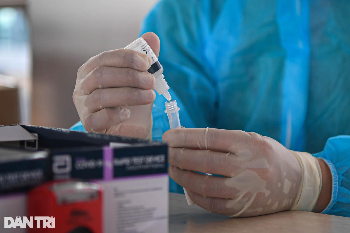 Cận cảnh test nhanh Covid-19 cho khách ra vào Thủ đô ở sân bay Nội Bài