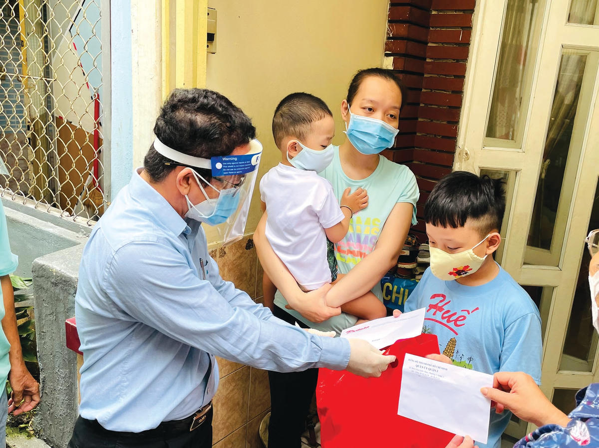 Trao quà các em nhỏ bị ảnh hưởng nặng nề do Covid-19 tại TPHCM. Ảnh: Hữu Vinh.