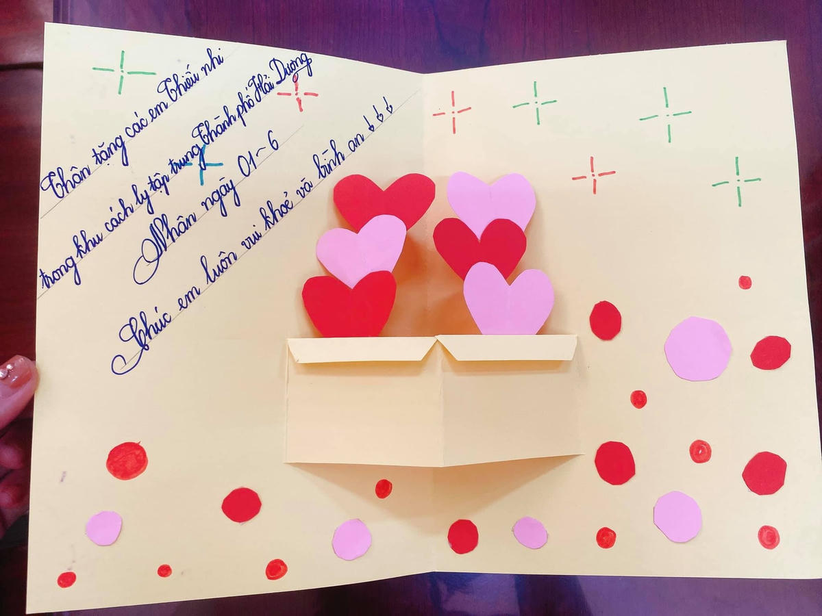 Các “chiến sĩ nhỏ” sẽ rất vui khi nhận được những tấm thiệp này. Thành đoàn Hải Dương.