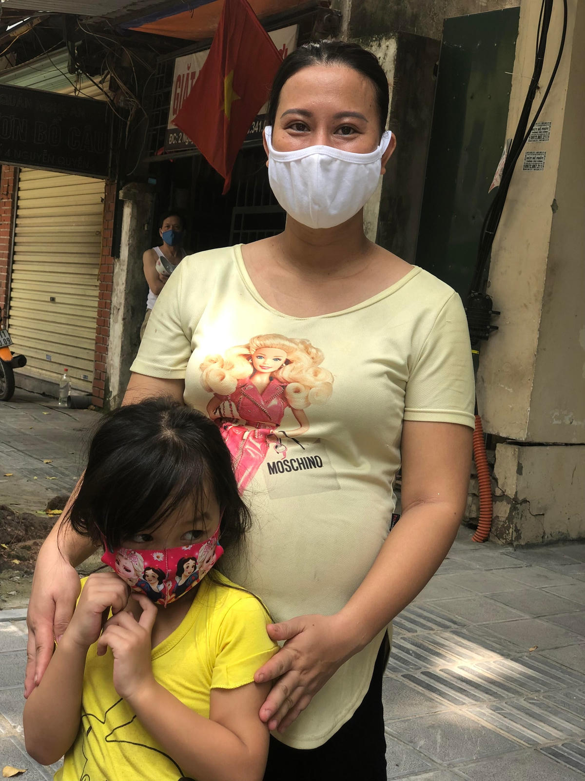 Hai mẹ con chị Trần Thị Tỏ gửi lời cảm ơn tới chương trình. Ảnh: Lê Na.
