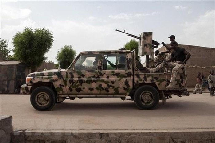 Binh sỹ Nigeria tuần tra tại thị trấn Banki, Đông Bắc Nigeria. (Nguồn: AFP/TTXVN).
