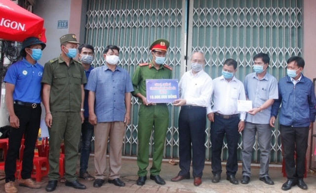 Ủy ban MTTQ Việt Nam tỉnh Đắk Lắk trao tiền cho các chốt phòng chống Covid-19.