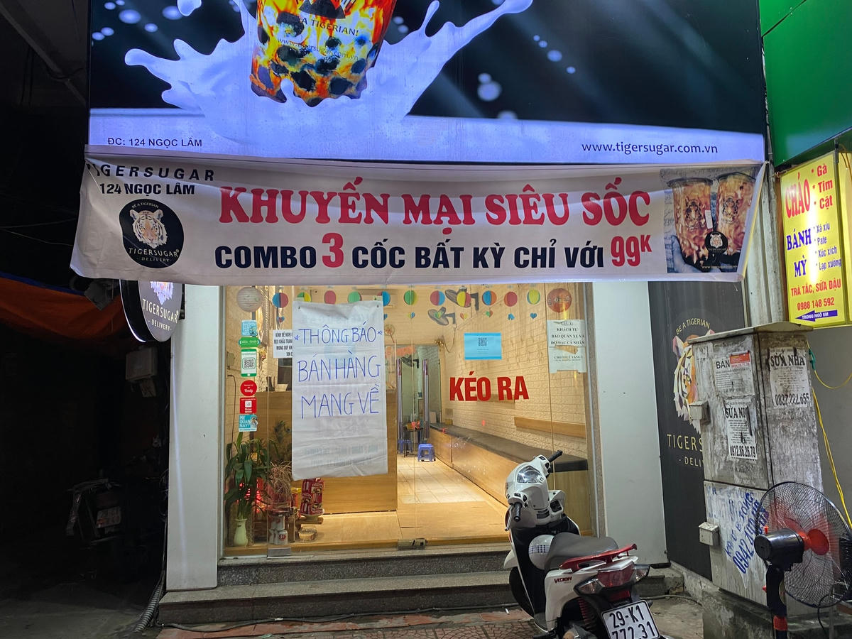 Một nhân viên bán trà sữa của hàng trà sữa Tiger Sugar cho hay: “Cửa hàng đã mở cửa lại được bốn ngày nay lượng khách mua khá là tốt và đa phần làm online mang về hoặc là ship”.