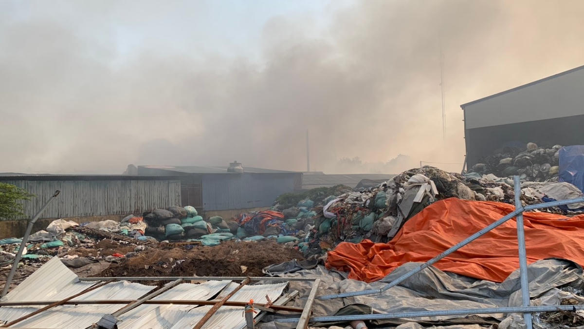 Hải Dương: Lửa vẫn âm ỉ tại hiện trường vụ cháy ở Công ty Hồng Ngọc