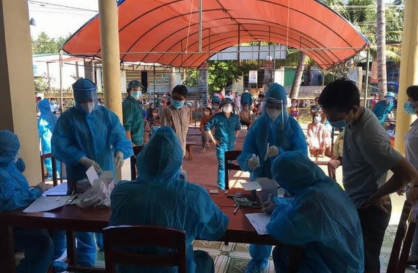 Lấy mẫu xét nghiệm SARS-CoV-2 cho người dân tại thị xã Hoài Nhơn.
