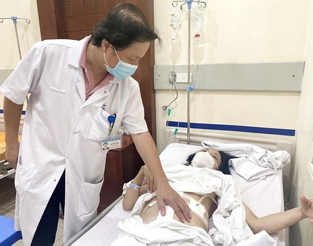 Mổ cấp cứu nữ bệnh nhân 57 tuổi bị chiếc tăm đâm thủng ruột