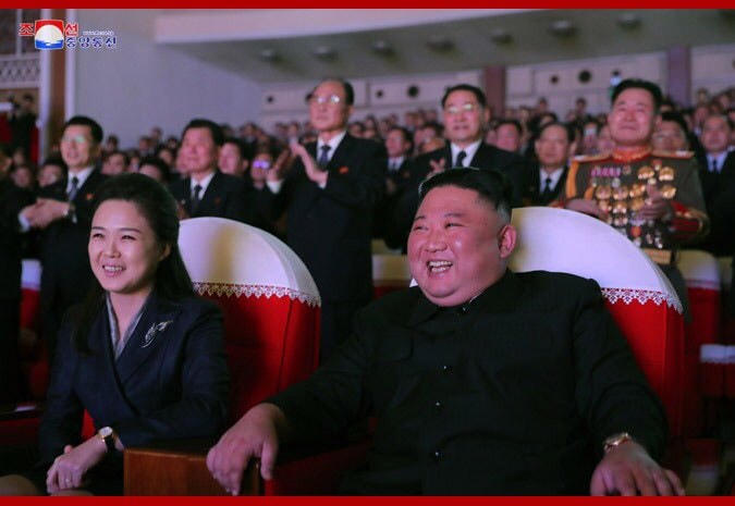 Ông Kim Jong Un và bà Ri Sol Ju xuất hiện tại buổi biểu diễn tưởng nhớ cựu Lãnh đạo tối cao của Triều Tiên Kim Jong Il. Nguồn: Twittter.