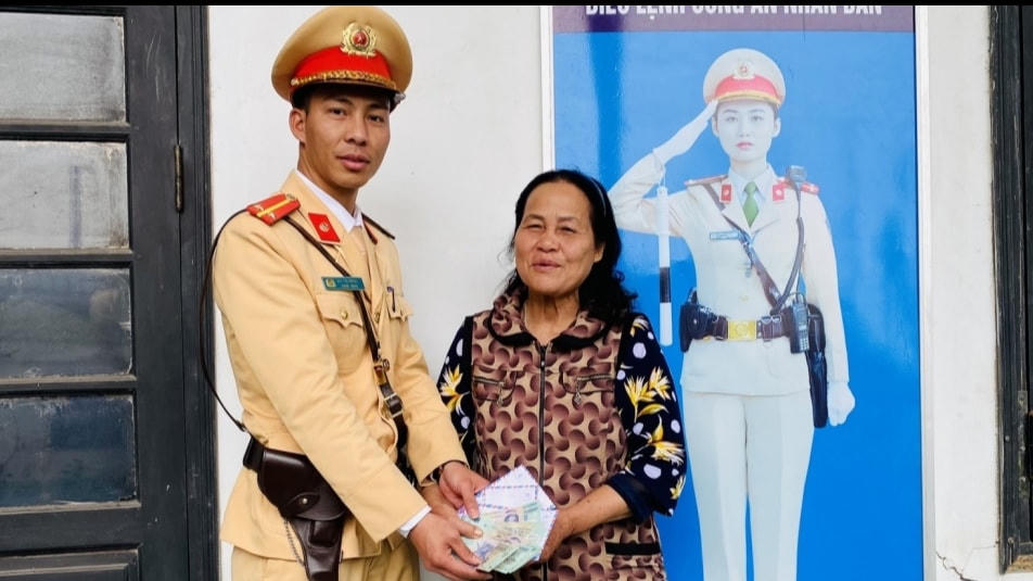 Bà Song vui mừng nhận lại số tiền đánh rơi.