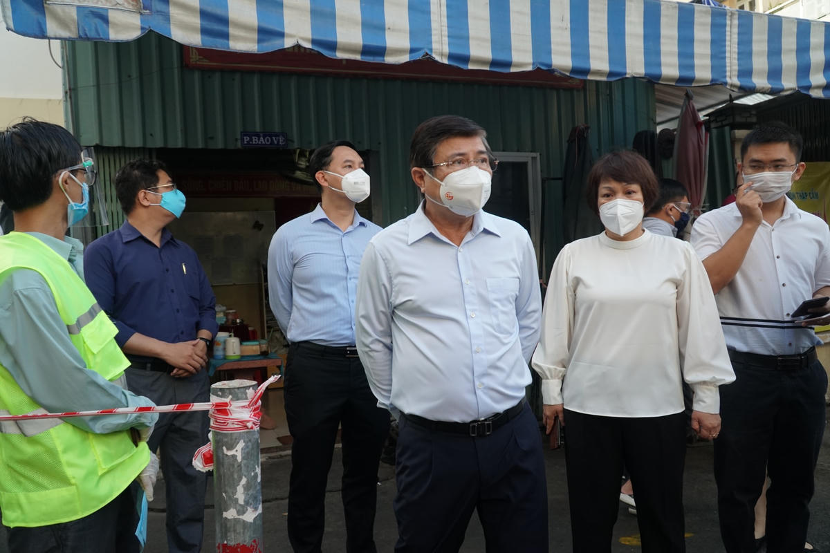 Chủ tịch UBND TP Nguyễn Thành Phong dẫn đầu đoàn côgn tác kiểm tra 3 chợ truyền thống trên địa bàn TP sáng 18/7.