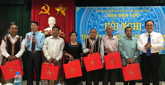 Lãnh đạo tỉnh Khánh Hòa, tặng quà cho người có uy tín trong đồng bào DTTS.