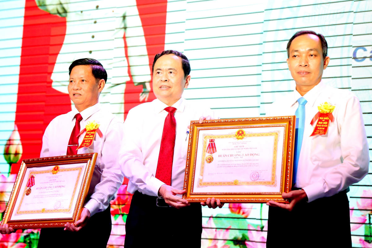 Chủ tịch Trần Thanh Mẫn trao Huân chương Lao động cho các tập thể.