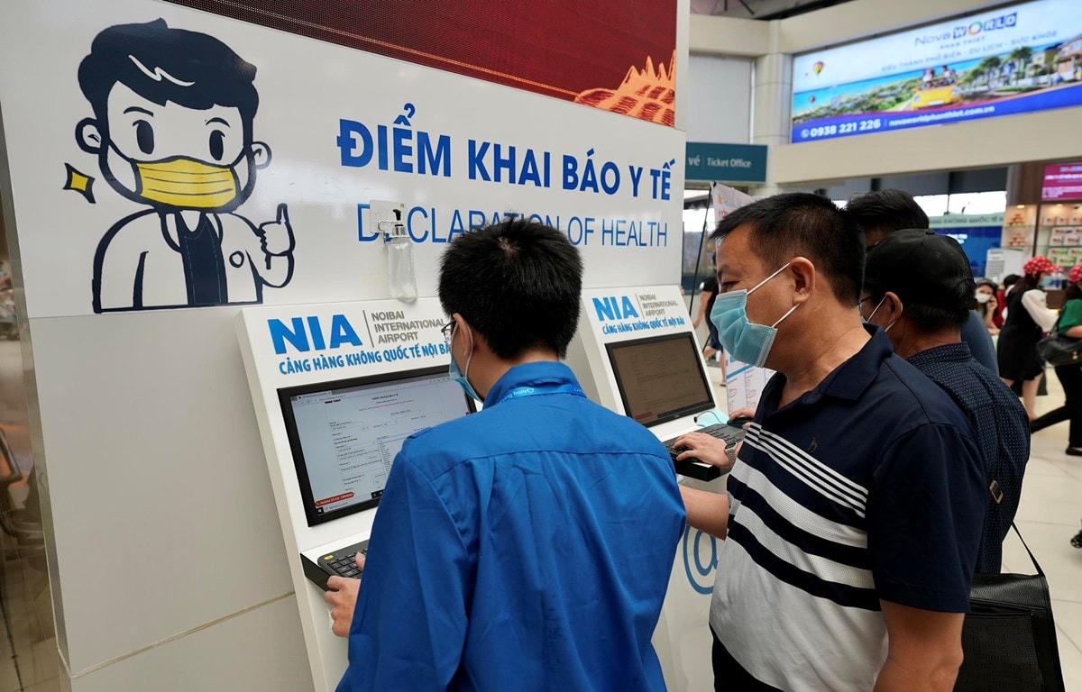 Khai báo y tế ở sân bay Nội Bài.  