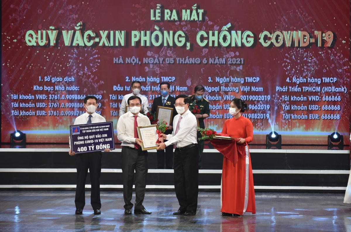 Chủ tịch HĐTV Petrovietnam Hoàng Quốc Vượng trao số tiền ủng hộ 400 tỉ đồng cho Quỹ vắc-xin phòng, chống Covid-19.