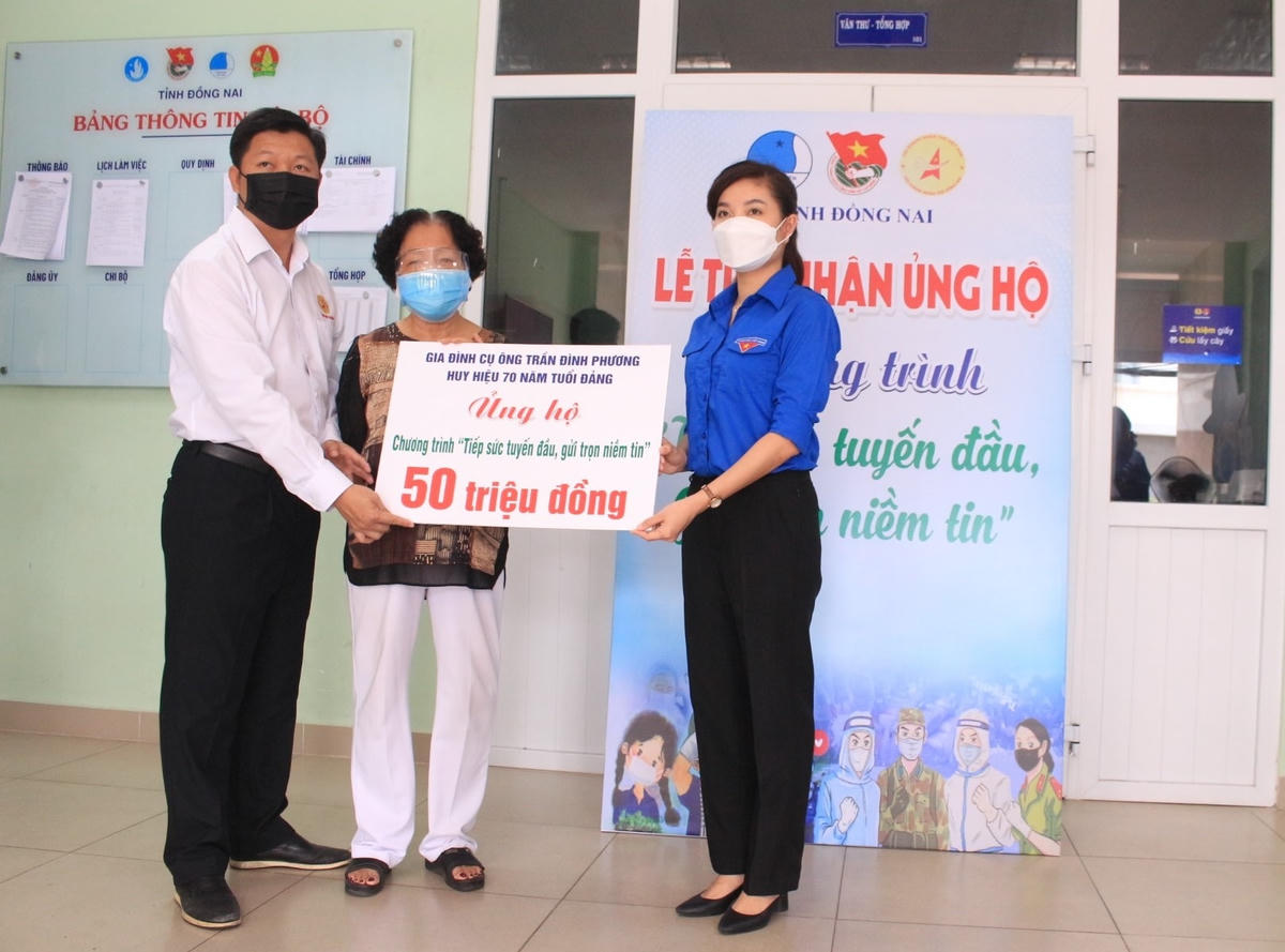 Cụ Chắt trao tặng bảng tượng trưng ủng hộ 50 triệu đồng cho Chương trình “Tiếp sức tuyến đầu, gửi trọn niềm tin”.
