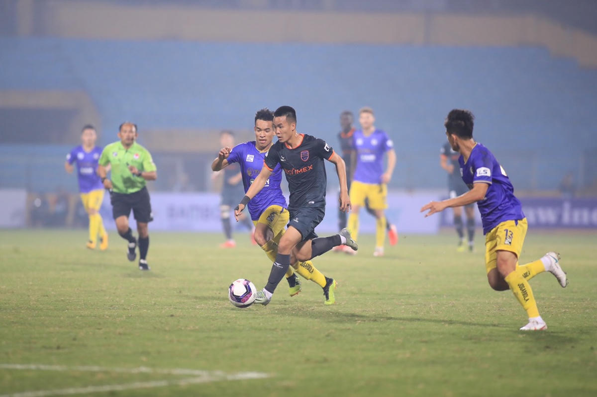 Nhiều trận đấu ở V-League đã phải hoãn bởi dịch Covid-19.
