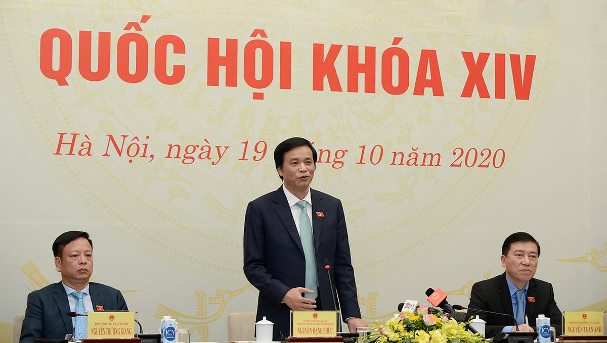 Tổng Thư ký Quốc hội, Chủ nhiệm Văn phòng Quốc hội Nguyễn Hạnh Phúc trao đổi tại họp báo.
