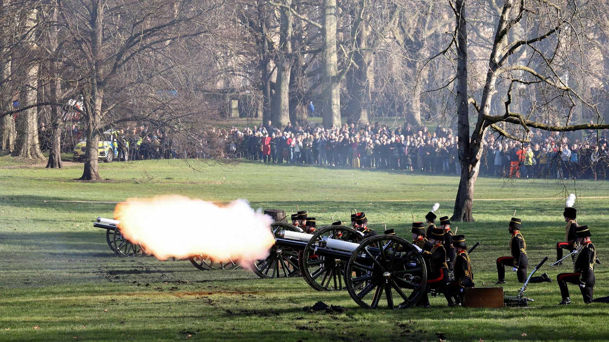 41 phát súng chào tại Công viên Xanh gần Điện Buckingham kỷ niệm 70 năm trị vì của Nữ hoàng Anh Elizabeth II. Ảnh: NBC.