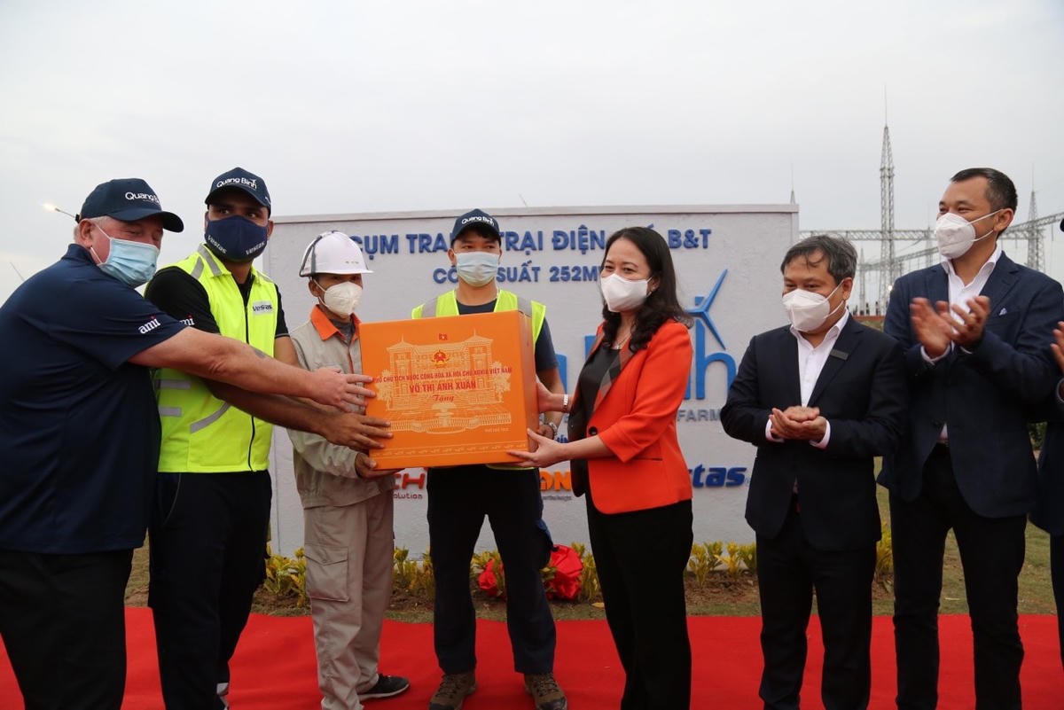 Phó Chủ tịch nước tặng quà cán bộ, công nhân Cụm trang trại điện gió B&T.