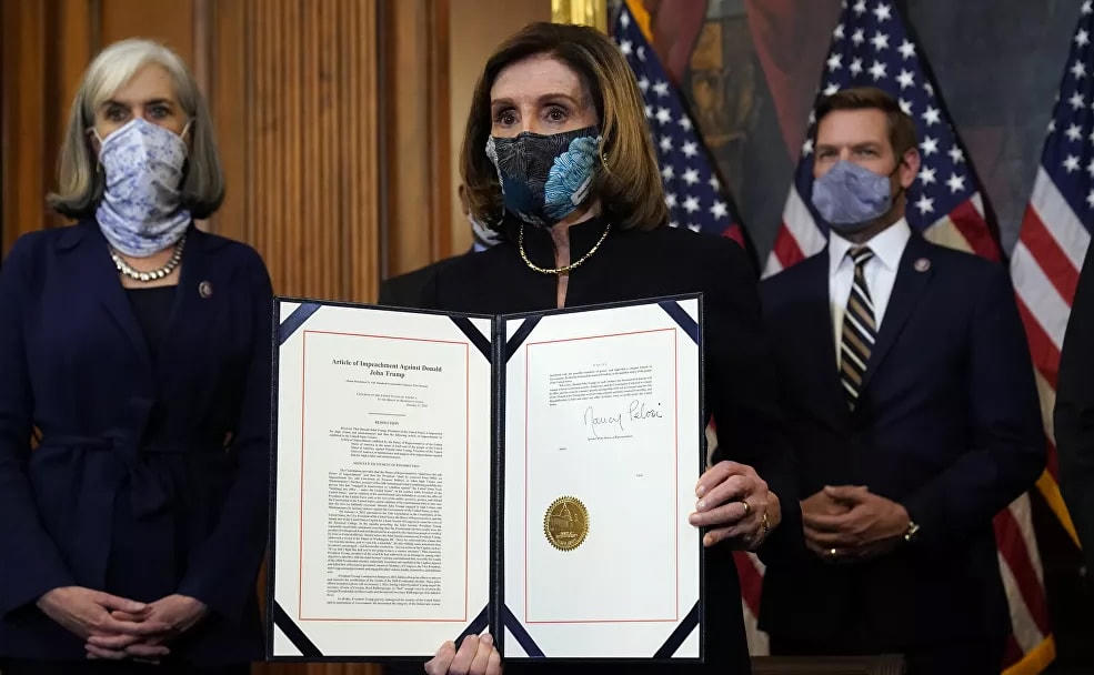 Chủ tịch Hạ viện Nancy Pelosi công bố bản nghị quyết luận tội Tổng thống Donald Trump sau khi đã ký nó.  