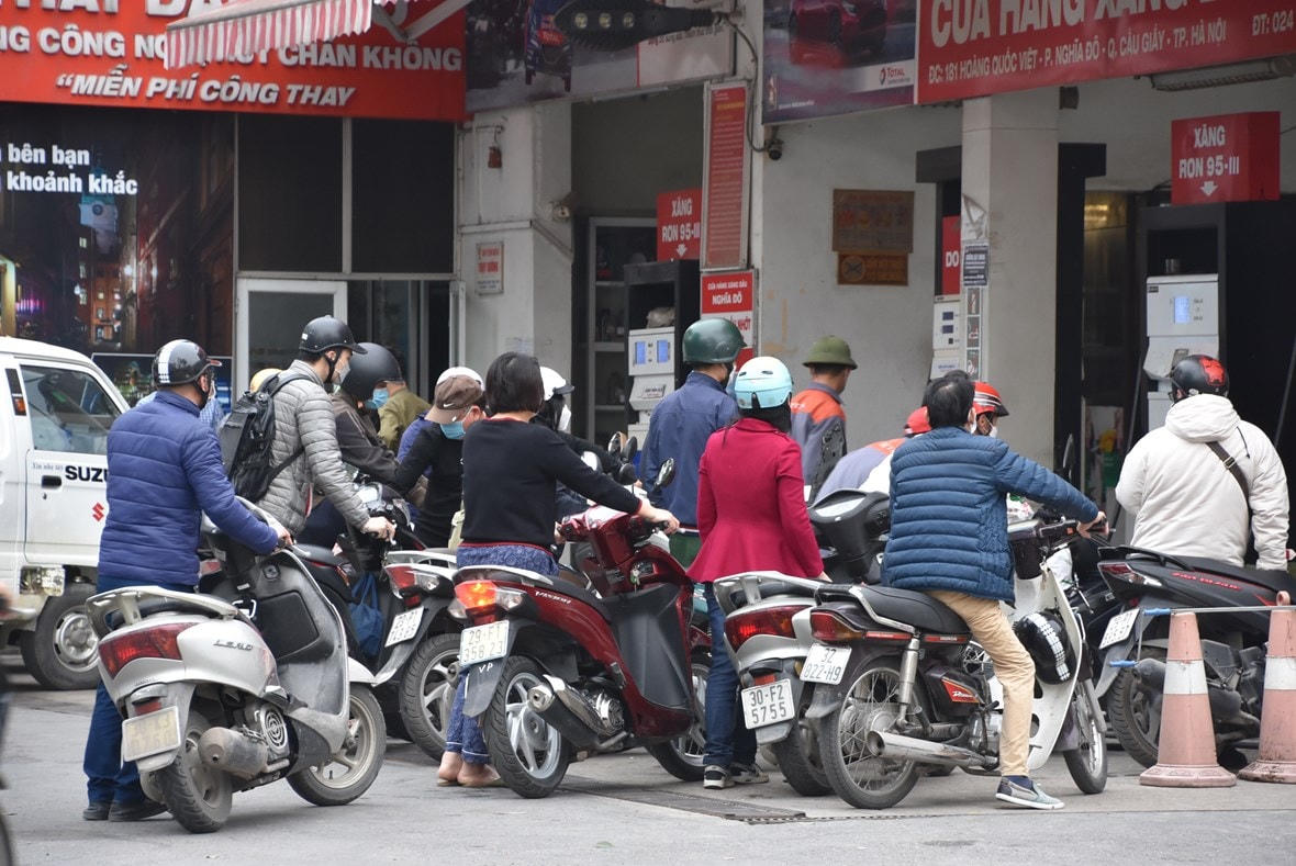 Người dân chen lấn mua xăng tại đường Hoàng Quốc Việt trước giờ xăng tăng.