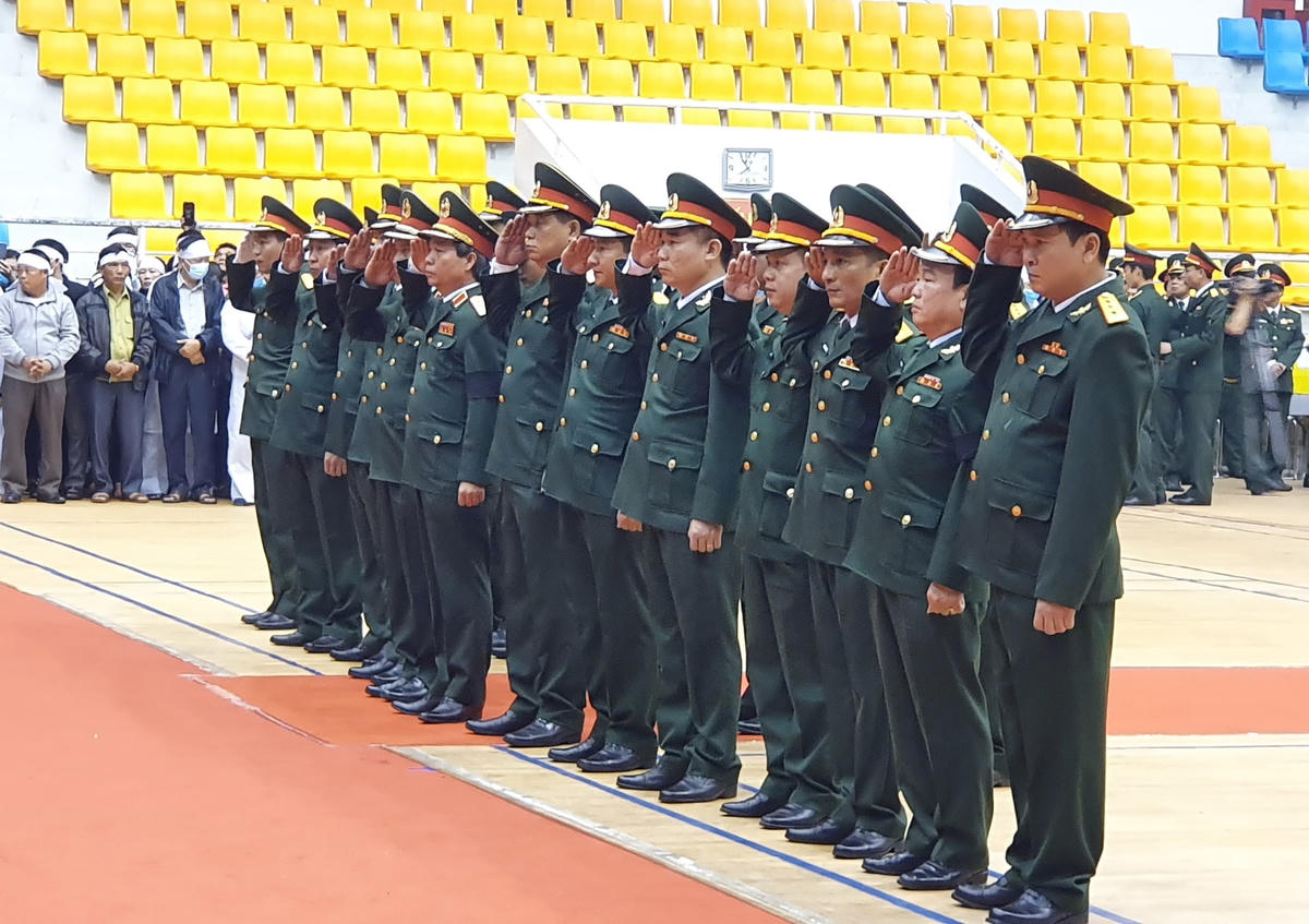 Phó Thủ tướng Thường trực Trương Hòa Bình viếng 22 liệt sĩ Đoàn 337