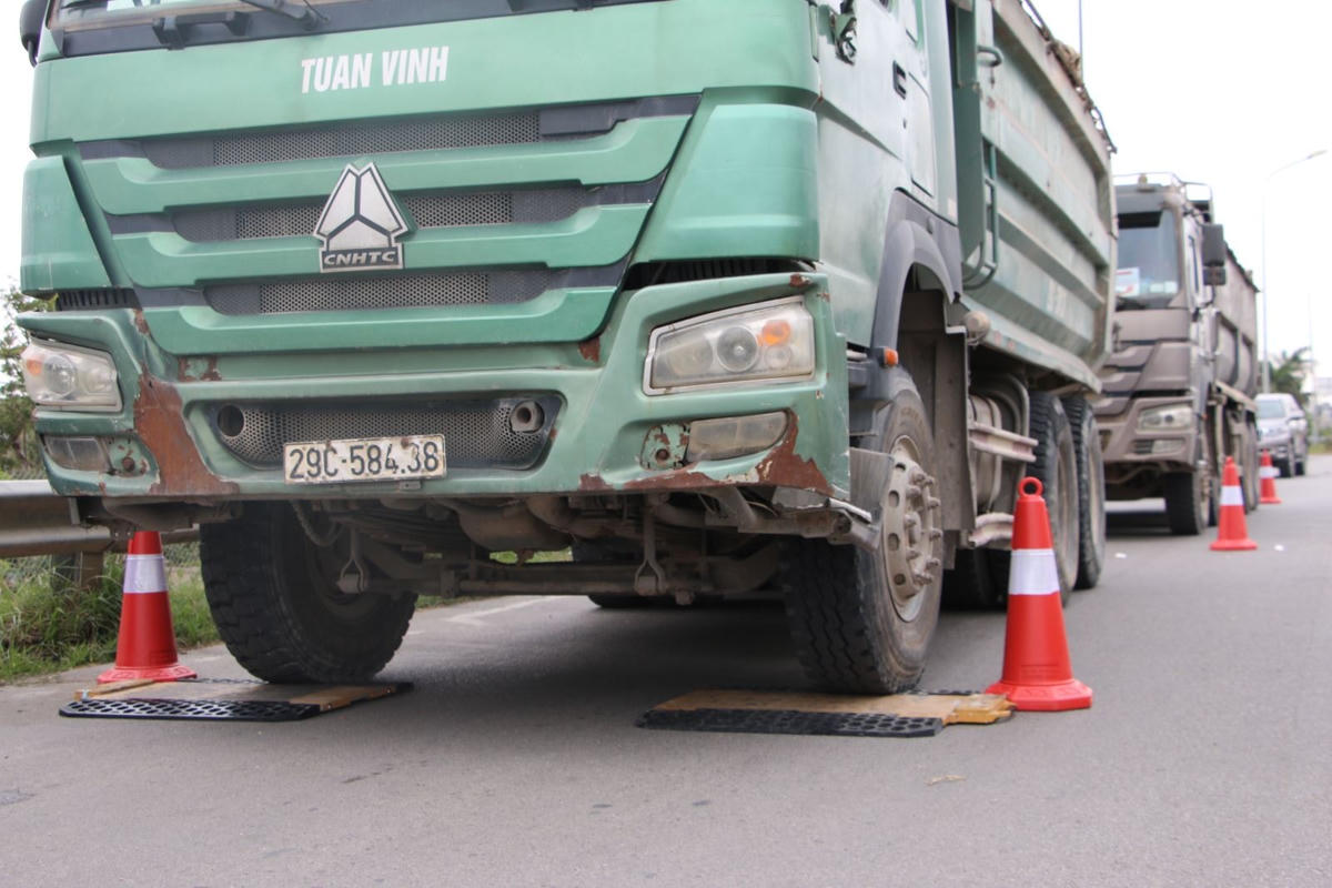 Xe quá tải vẫn tồn tại như một vấn nạn.  