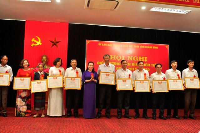 Bà Phạm Thị Hân, Chủ tịch Ủy ban MTTQ Việt Nam tỉnh Quảng Bình tặng Bằng khen cho các cá nhân.