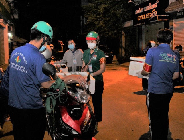 22h30. Các thành viên mang cháo và khẩu trang đã chuẩn bị lên xe và chia thành từng tốp đi phát ở nhiều tuyến đường thành phố.