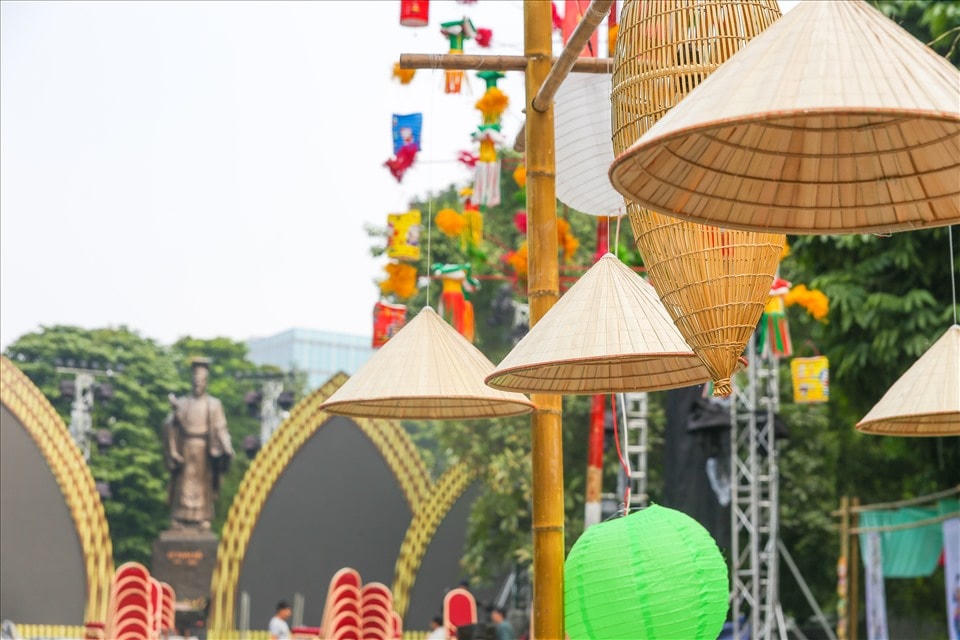 Nón lá tạo thêm vẻ duyên dáng cho Hồ Gươm.  