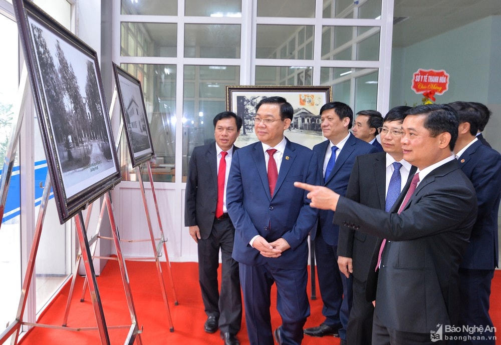 Chủ tịch Quốc hội Vương Đình Huệ thăm Nhà truyền thống Bệnh viện hữu nghị đa khoa Nghệ An. Anh: Duy Bằng.